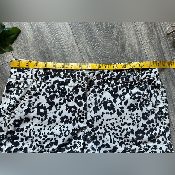 J. Crew 100% Cotton Black & White Animal Leopard Print Chino Shorts. Size 8 - Picture 8 of 10